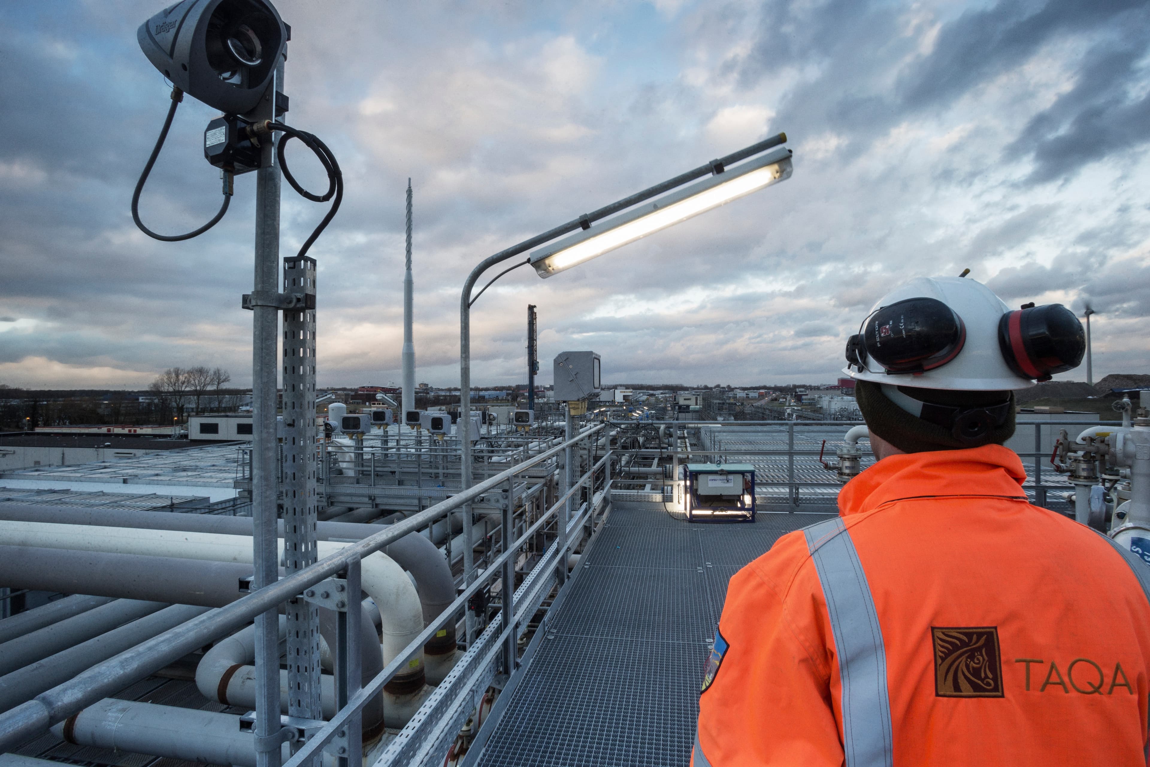 Worker looking over Bergermeer project