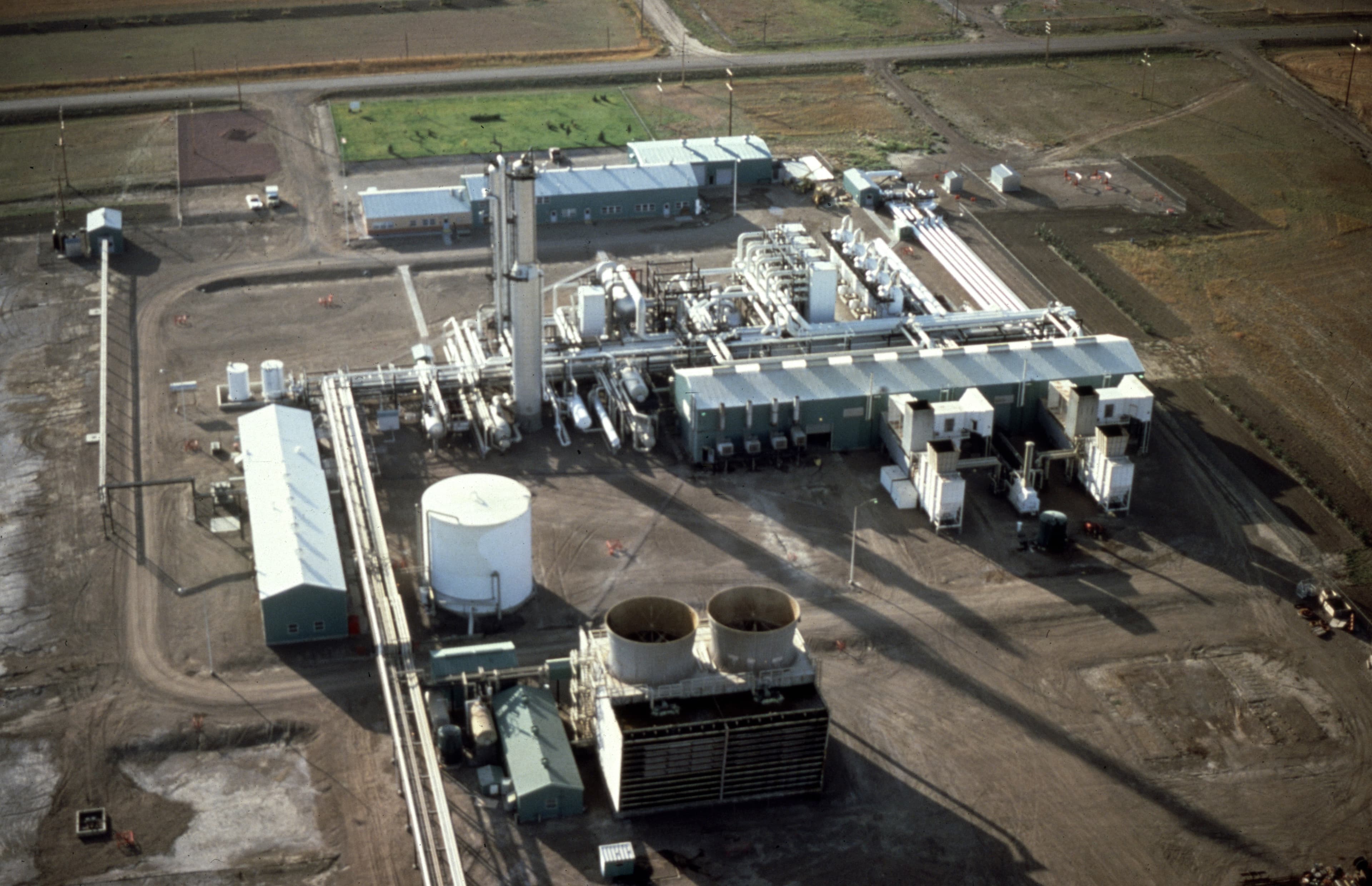 Dome Petroleum natural gas liquids extraction plant photo
