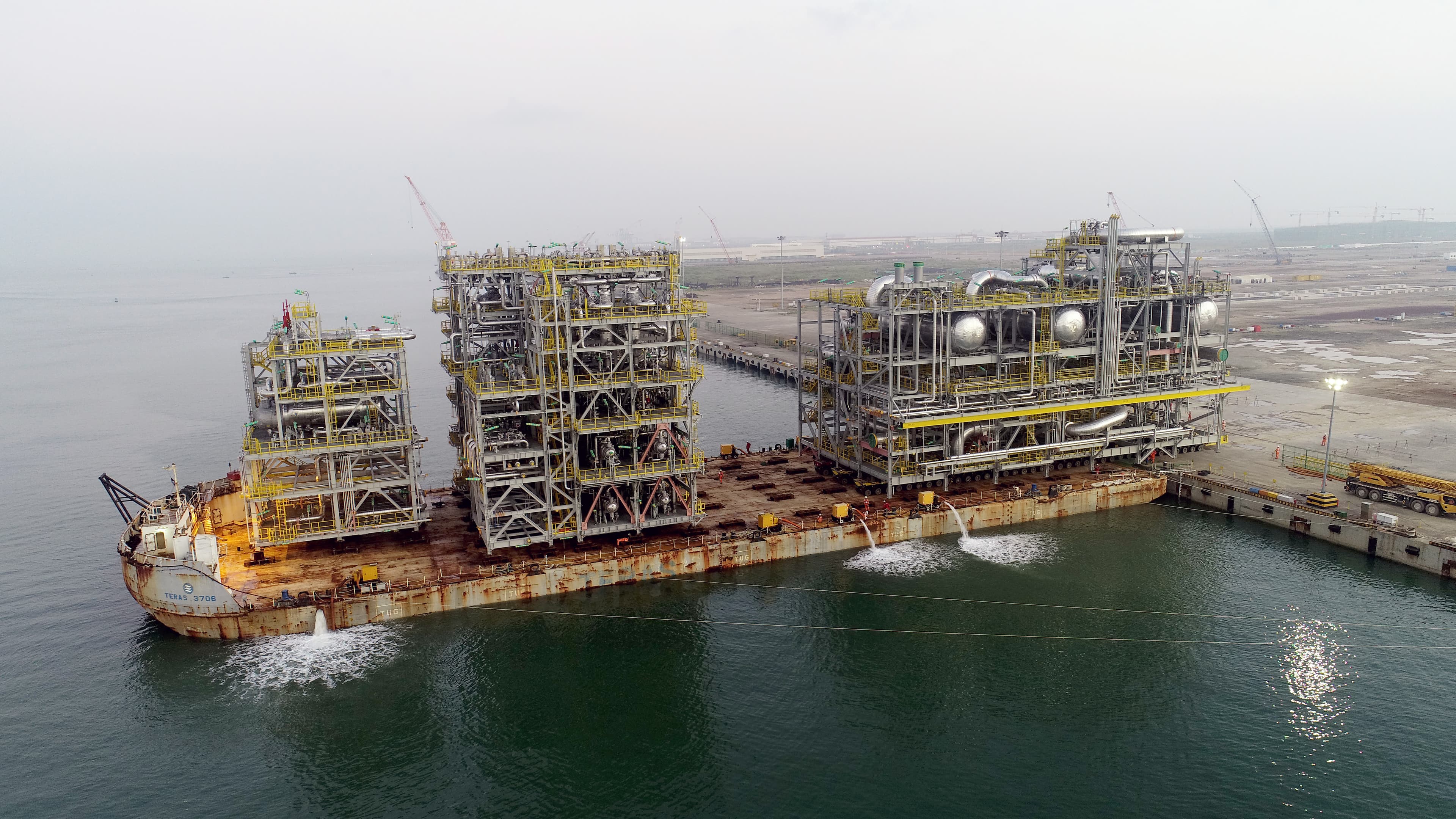 Modules on a barge leaving fab yard